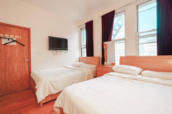 Deluxe Quadruple Room with Private Bathroom